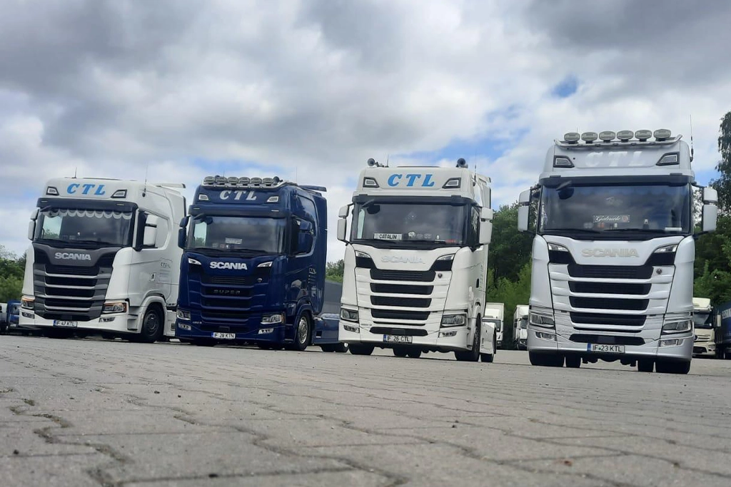 O mică parte din flota de camioane Scania pregatite de transport international