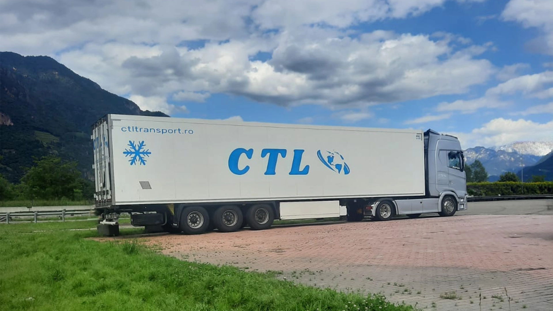 Ansamblu din flota CTL fotografia artistic si un peisaj superb in fundal