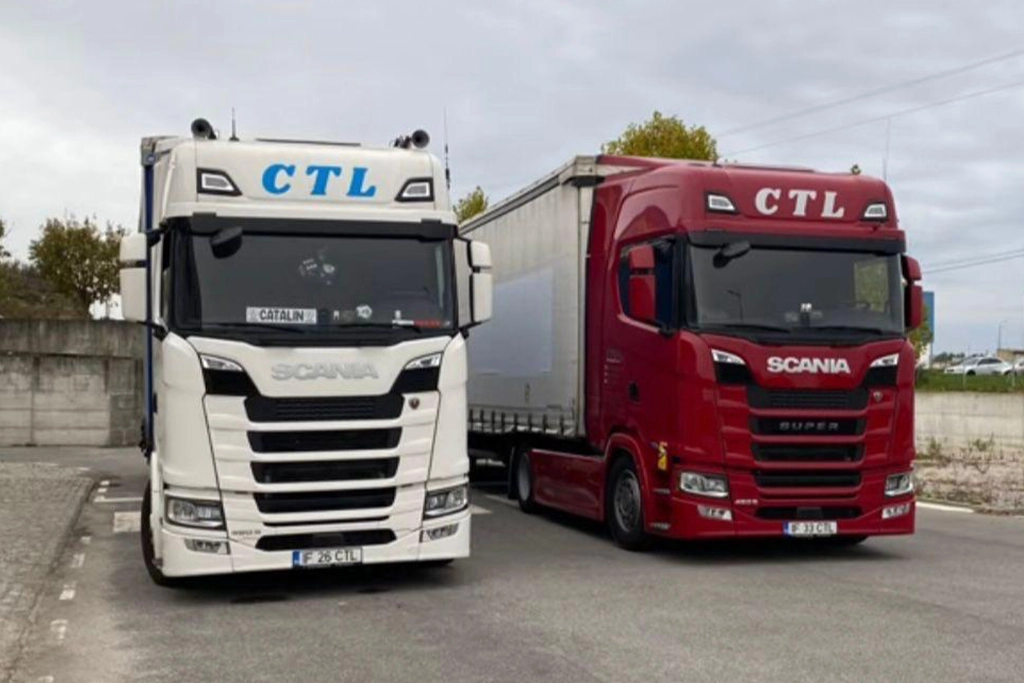 Camioane pregatite de transport marfuri acolo unde ai nevoie