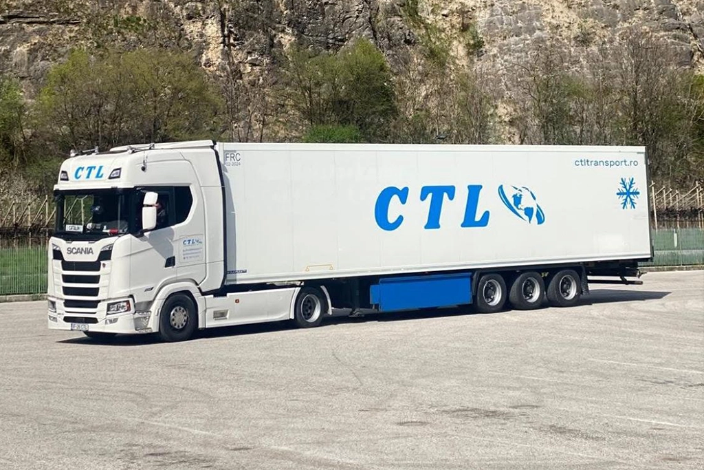 Camion si semiremorca inscriptionate cu logo-ul companiei CTL Transport