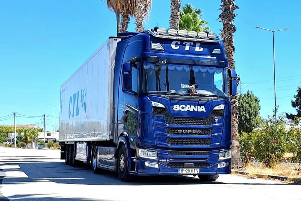 Camion Scania si semiremorca frigorifica fotografiate in parcare