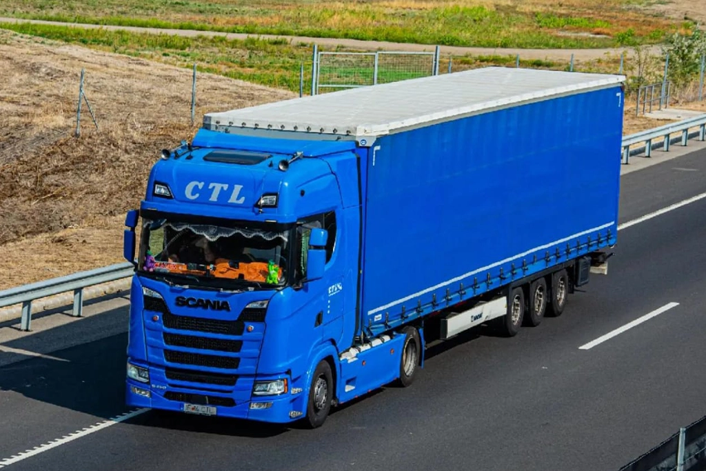 Camion din flota CTL fotografia pe autostrada