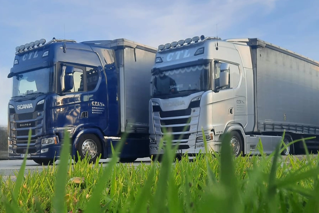 O fotografie artistica cu 2 din camioanele Scania din flota de transport