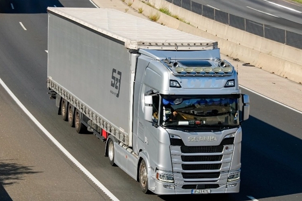 Camion Scania si semiremorca cu prelata fotografiate pe autostrada