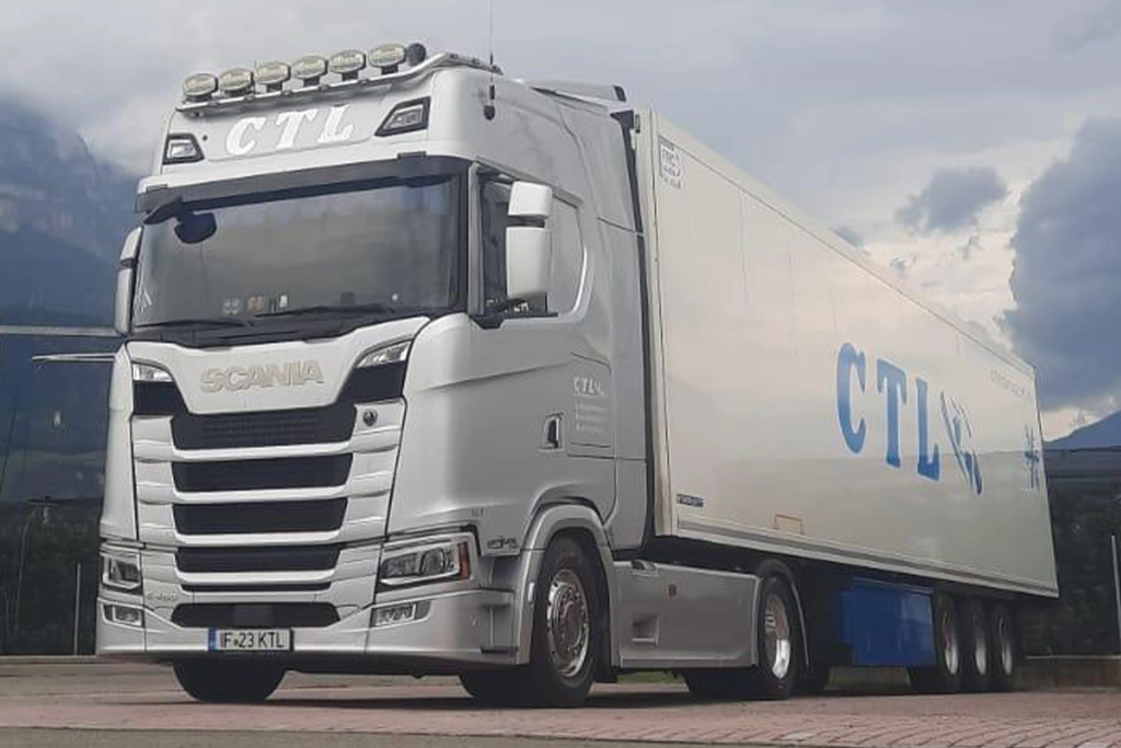 Camion Scania echipat cu o semiremorca frigorifica cu temperatura controlata