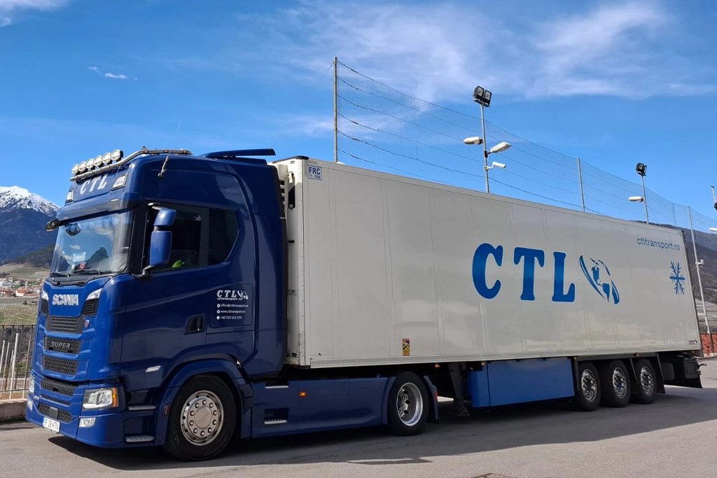 Camion si semiremorca inscriptionate cu logo-ul CTL Transport