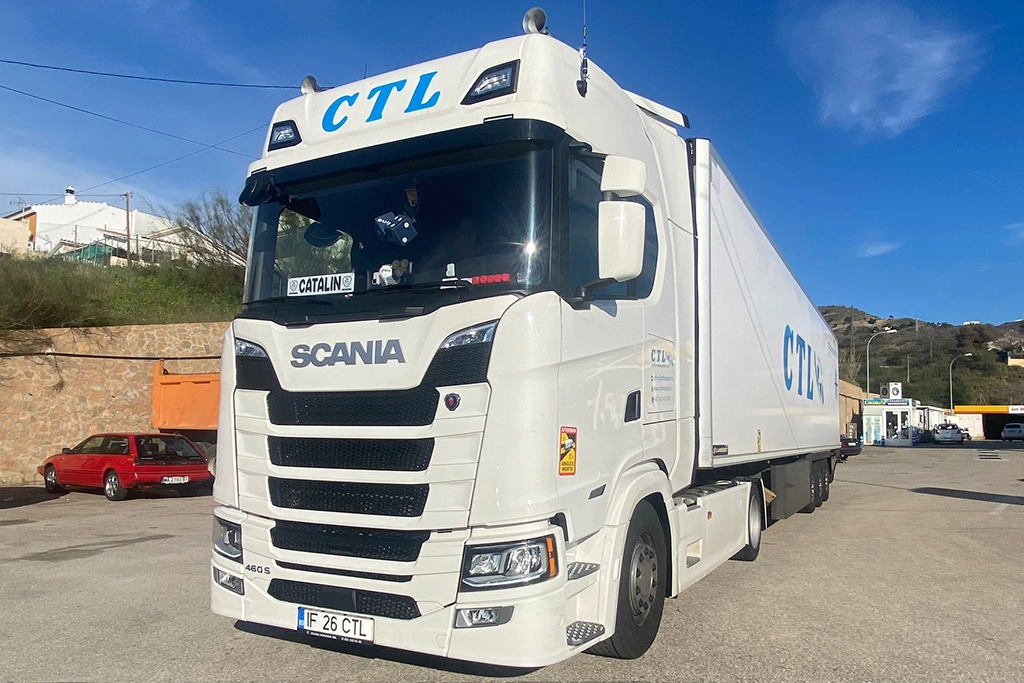 Camion si semiremorca frigo pregatita de transport marfuri international