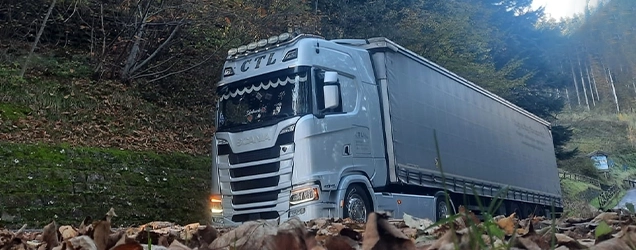 Camion Scania si semiremorca cu prelata fotografiate artistic