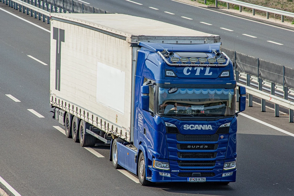 Camion din flota CTL fotografiat pe autostrada